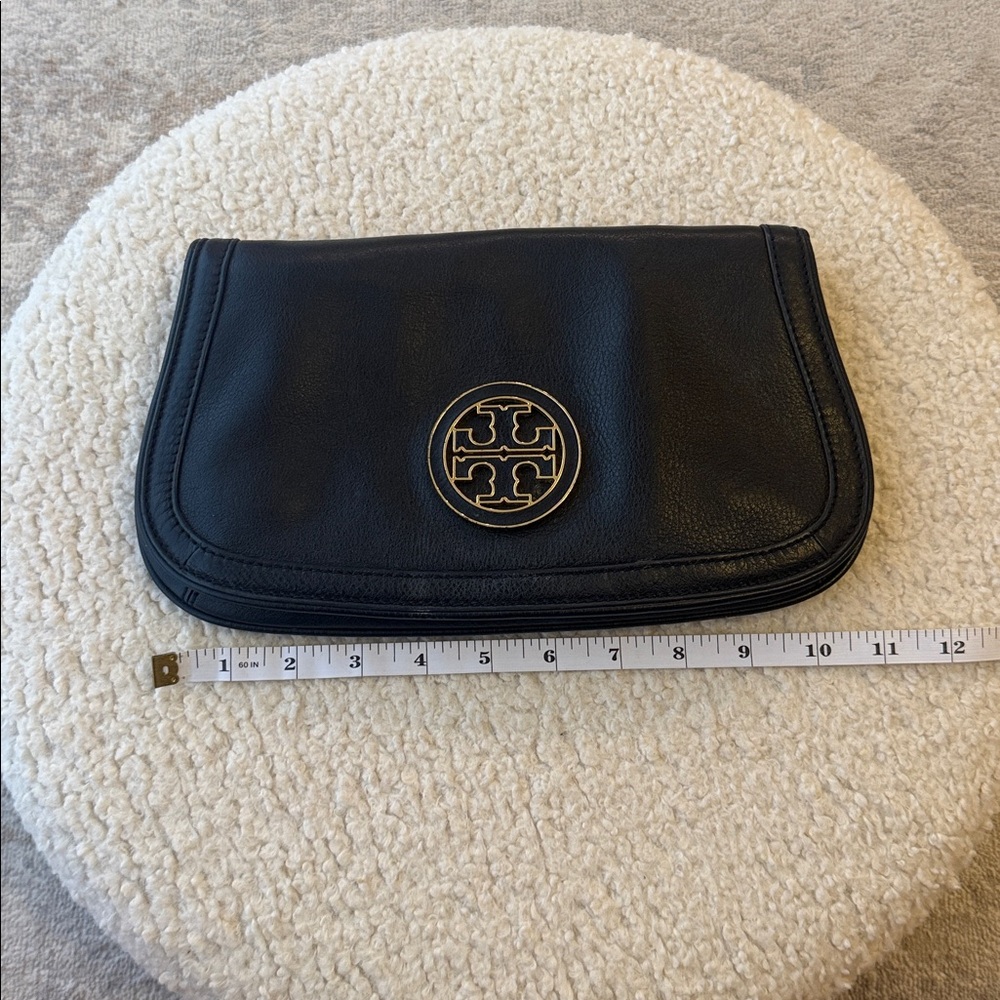 Tory Burch Black Leather Crossbody Bag with Gold Chain - Picture 5 of 9